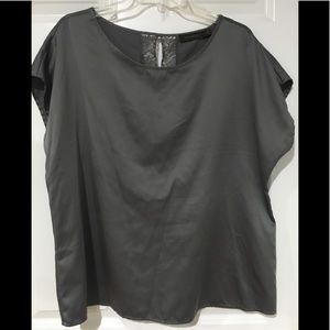Limited grey sleeveless shirt with lace detail
